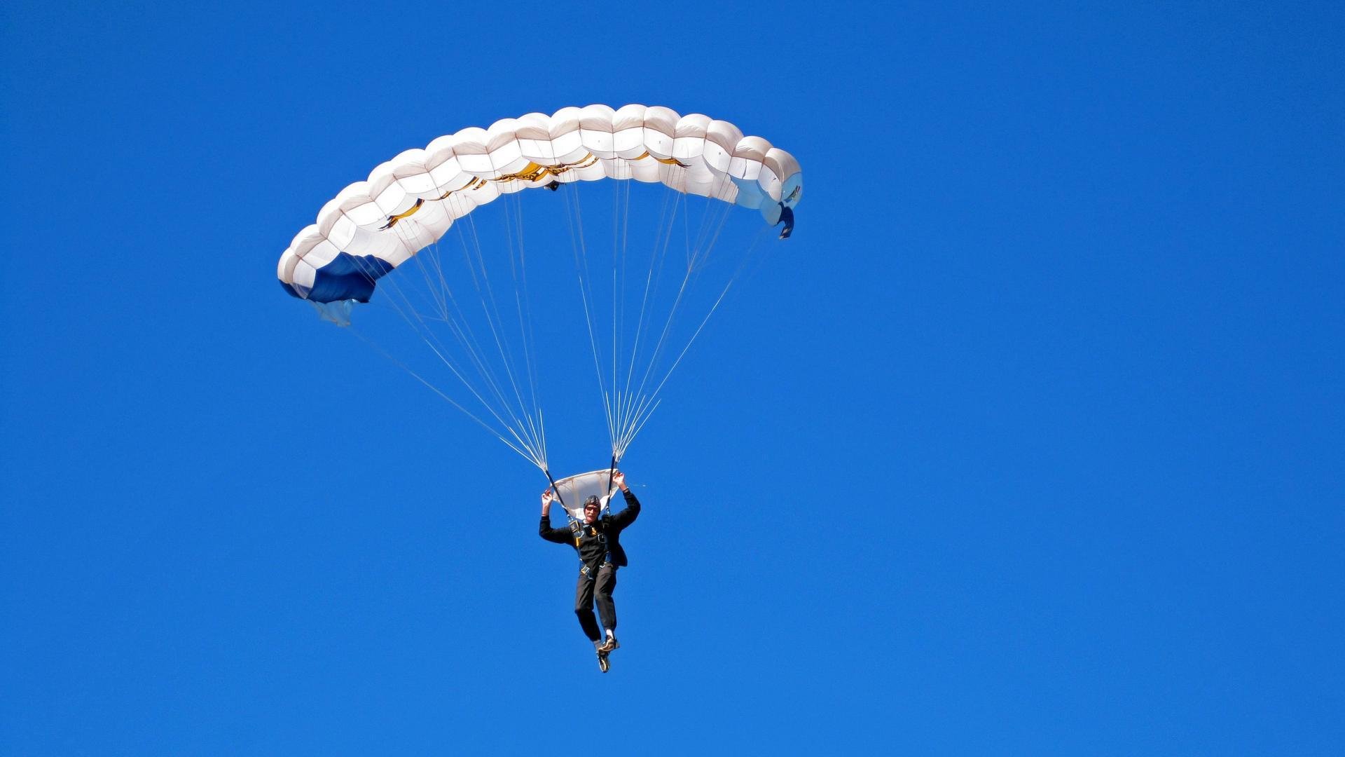 球场瞬间:点燃全场的篮球奇迹,篮球场面